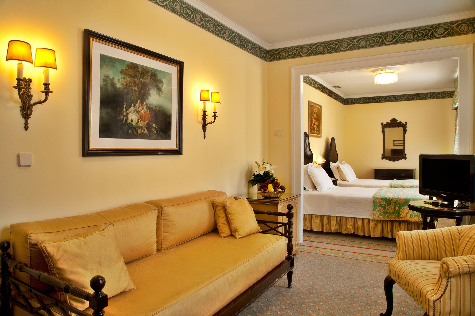 Hotel Avenida Palace Lisbon Luaran gambar A suite at the hotel