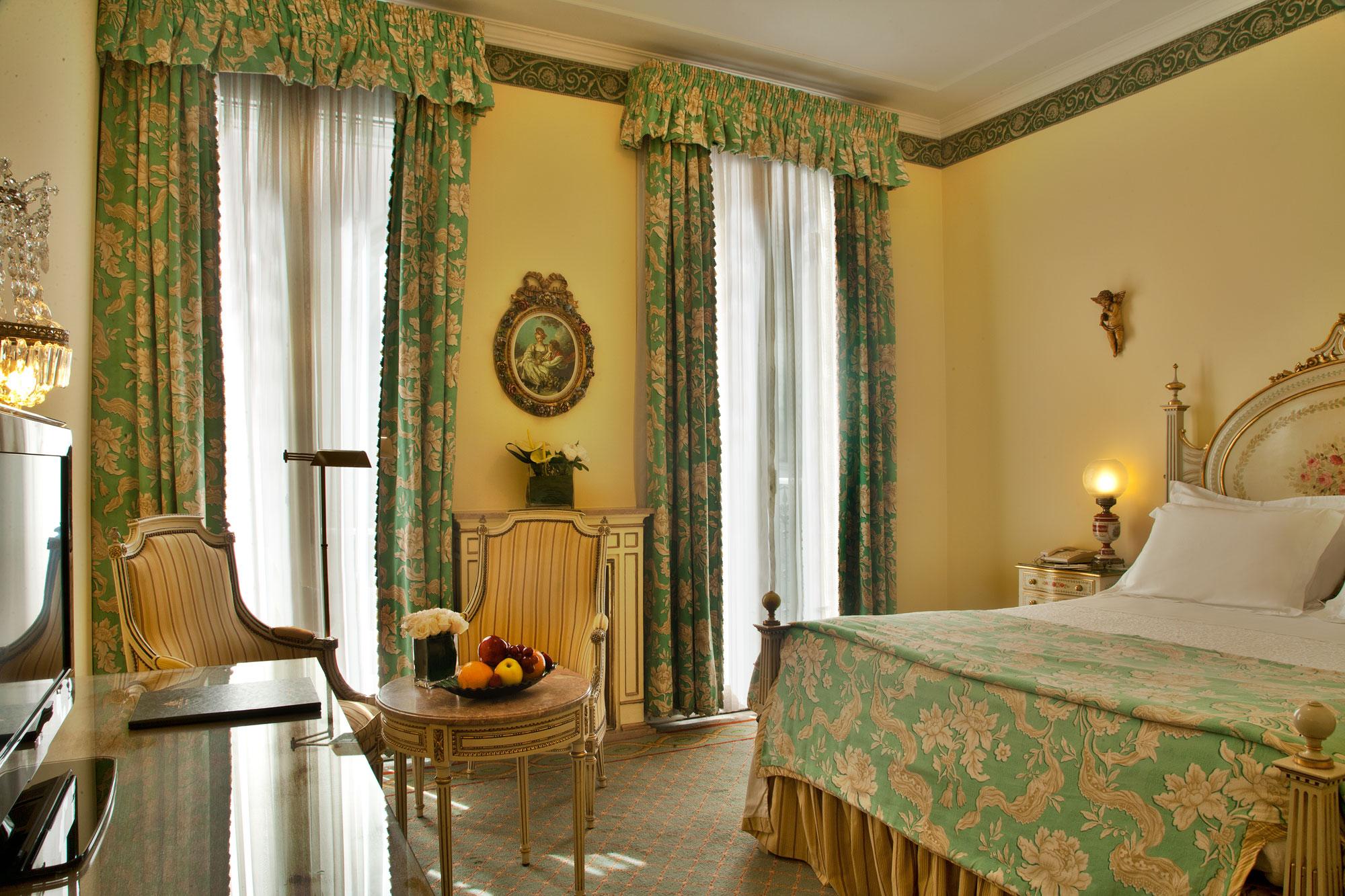 Hotel Avenida Palace Lisbon Luaran gambar A room at the hotel