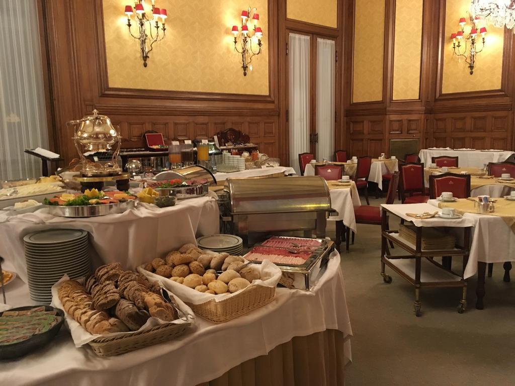 Hotel Avenida Palace Lisbon Luaran gambar The buffet at the hotel's restaurant