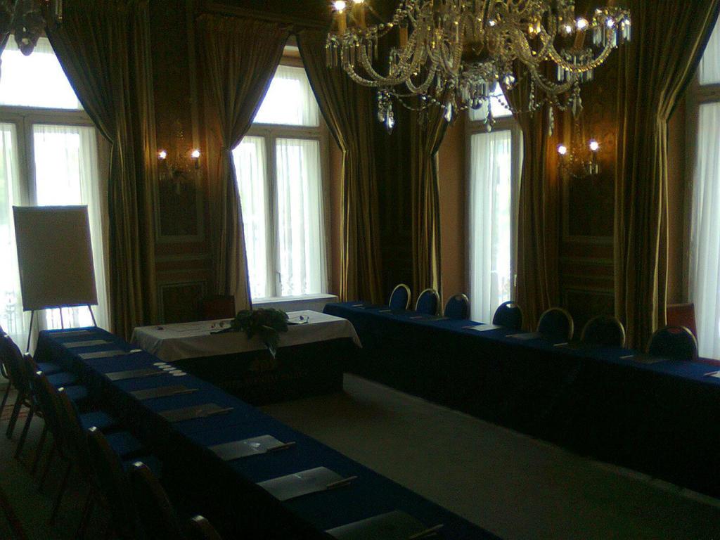 Hotel Avenida Palace Lisbon Luaran gambar The conference room of the European Economic and Social Committee