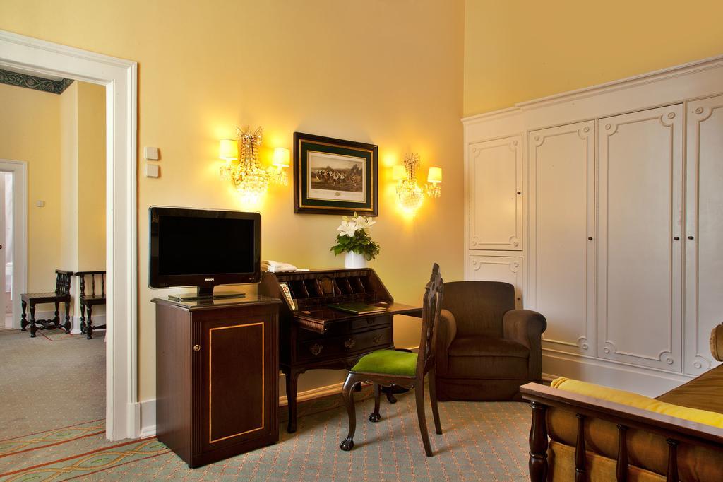 Hotel Avenida Palace Lisbon Luaran gambar A room at the hotel
