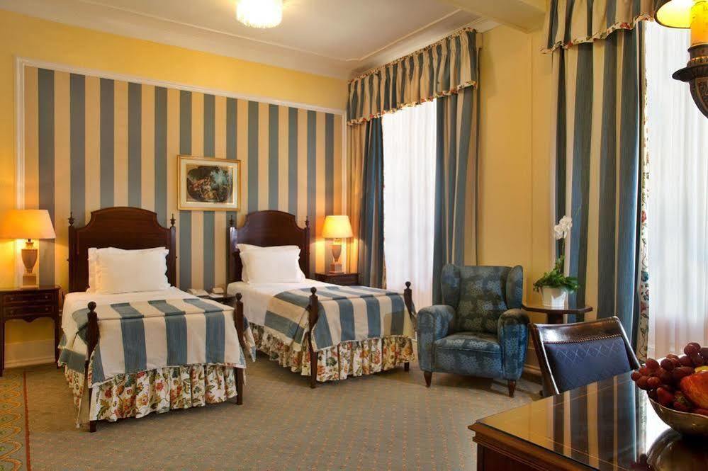 Hotel Avenida Palace Lisbon Luaran gambar A room at the hotel