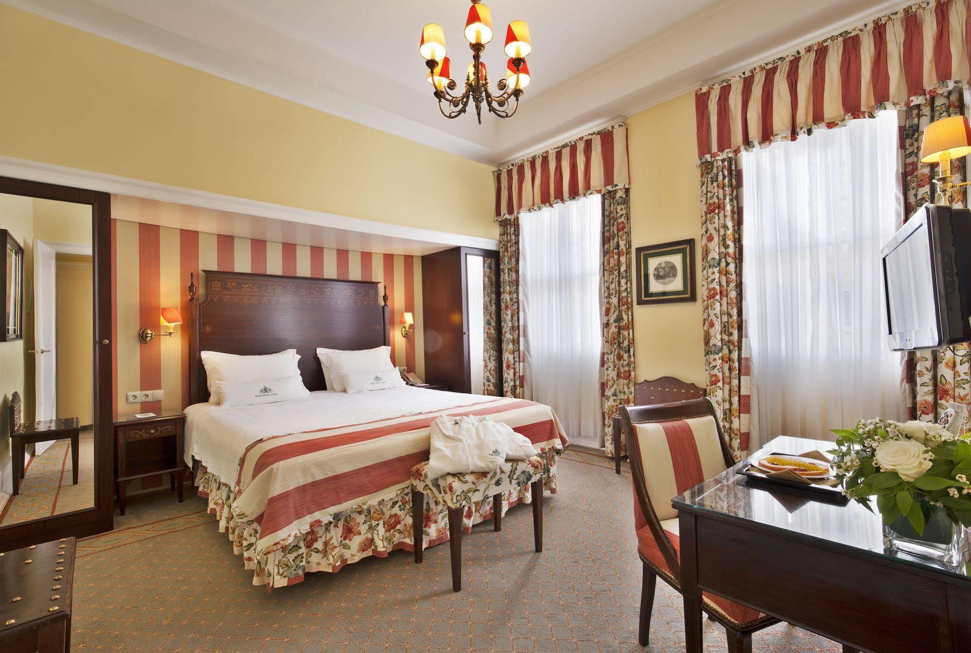 Hotel Avenida Palace Lisbon Luaran gambar A room at the hotel
