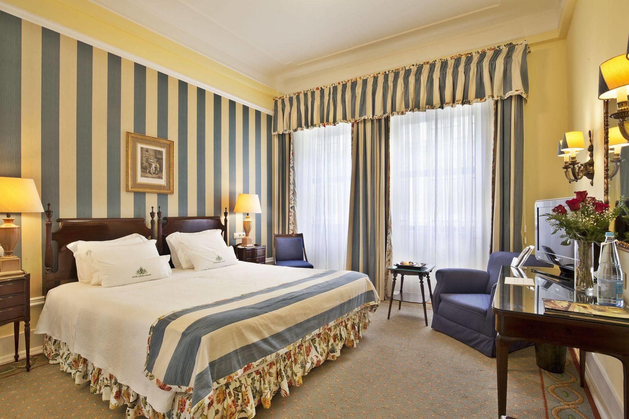 Hotel Avenida Palace Lisbon Luaran gambar A room at the hotel