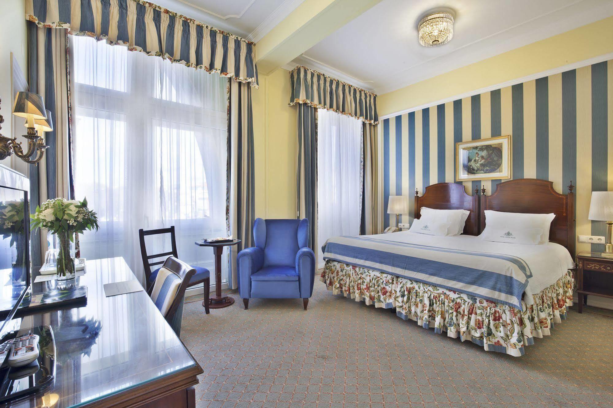 Hotel Avenida Palace Lisbon Luaran gambar A room at the hotel