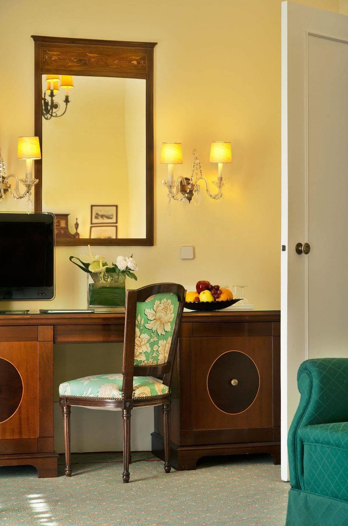 Hotel Avenida Palace Lisbon Luaran gambar A wall light