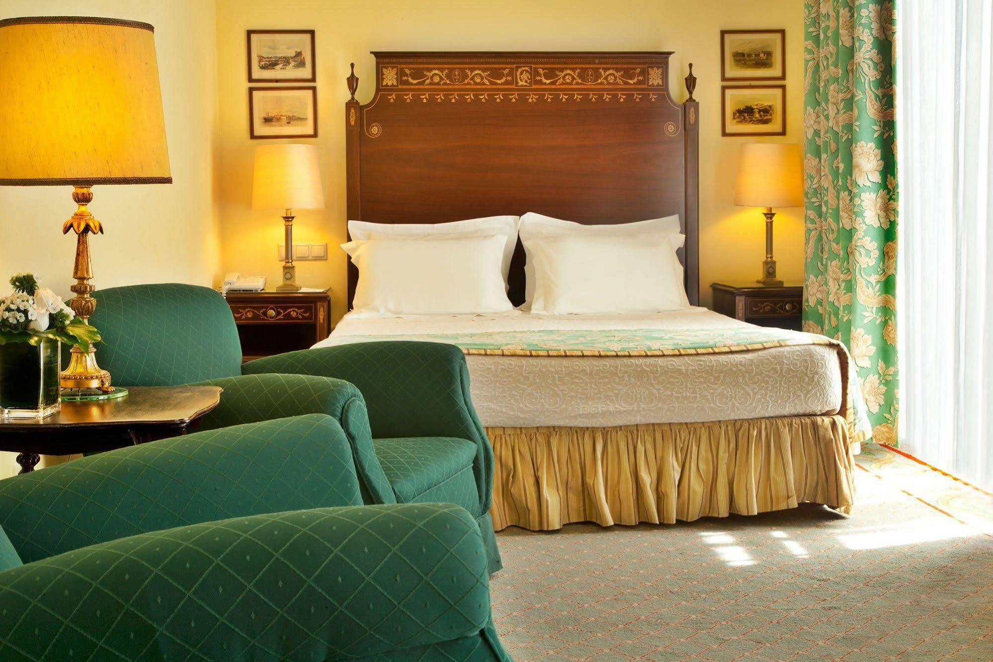 Hotel Avenida Palace Lisbon Luaran gambar A room at the hotel