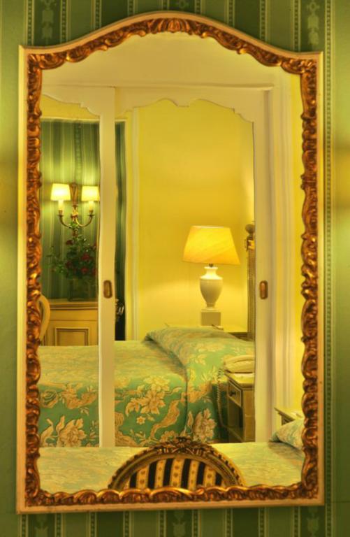 Hotel Avenida Palace Lisbon Luaran gambar A room at the hotel